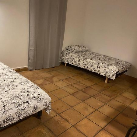 Maison Dans Village Calme Арл Екстериор снимка
