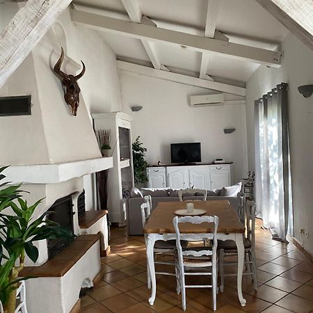 Maison Dans Village Calme Арл Екстериор снимка