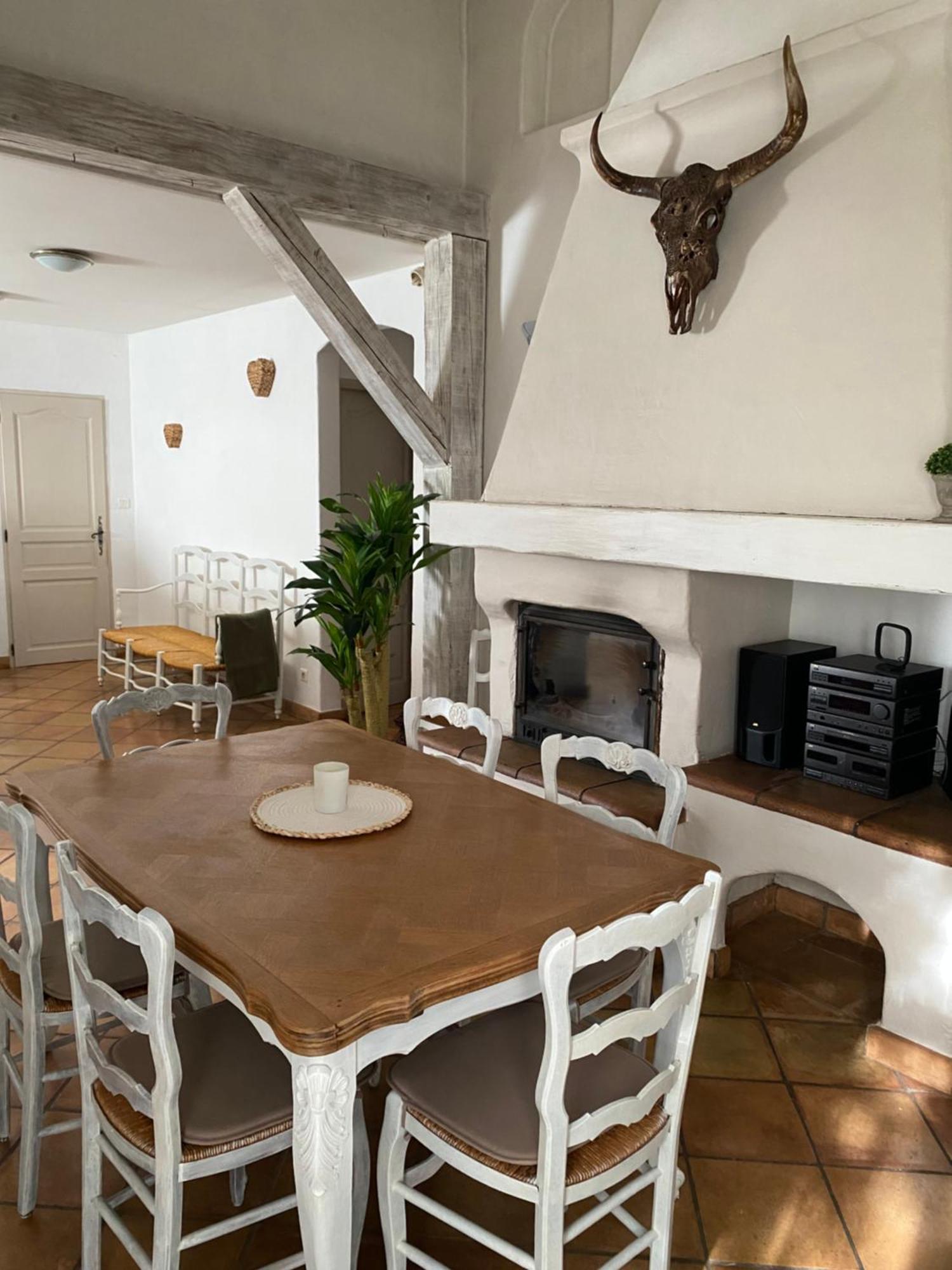 Maison Dans Village Calme Арл Екстериор снимка