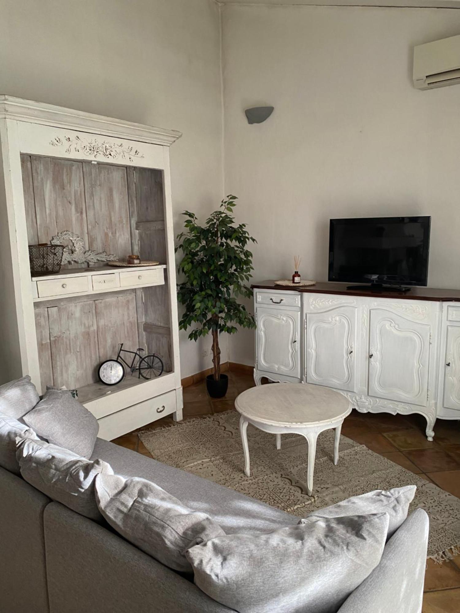 Maison Dans Village Calme Арл Екстериор снимка