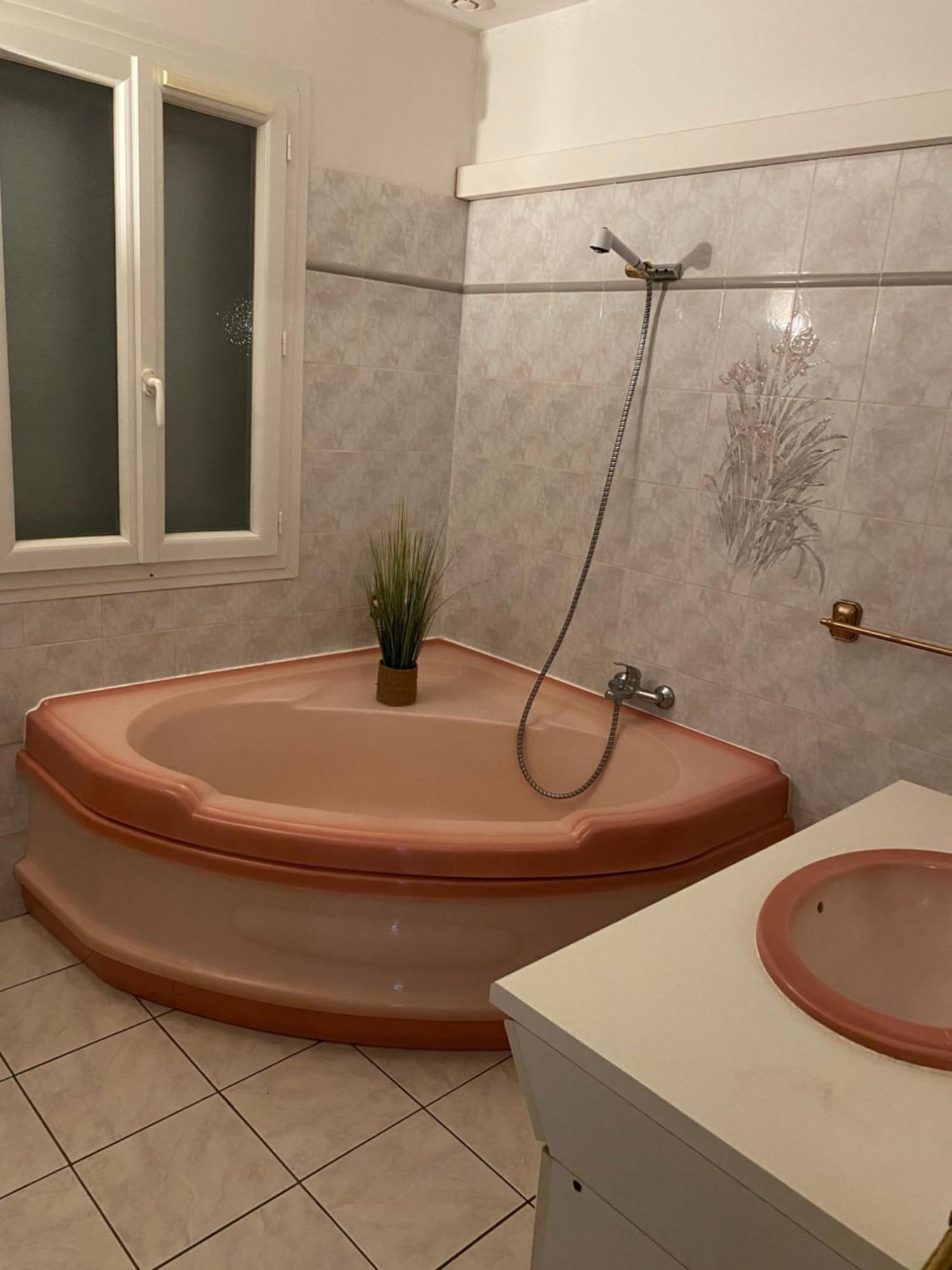 Maison Dans Village Calme Арл Екстериор снимка