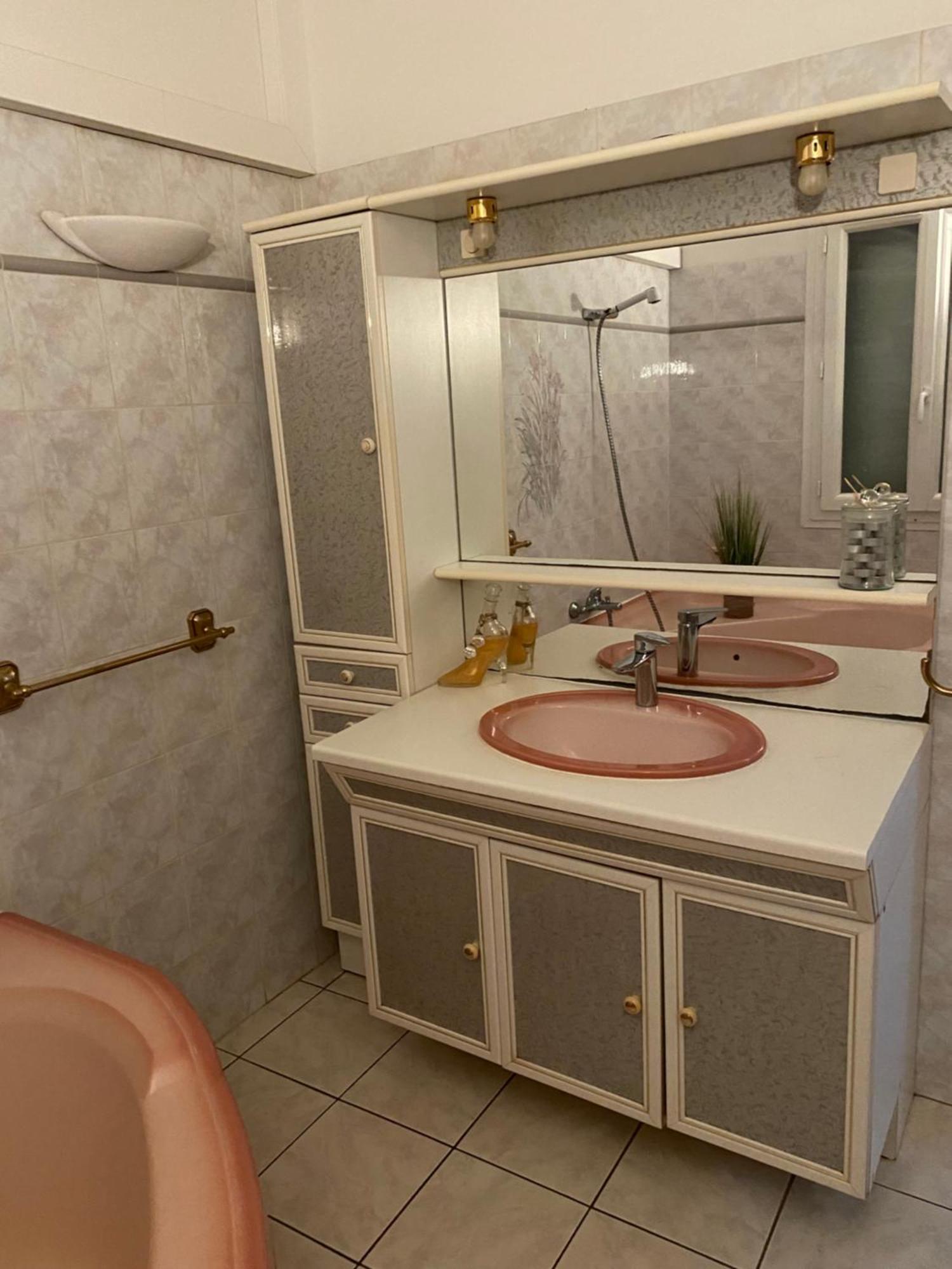 Maison Dans Village Calme Арл Екстериор снимка
