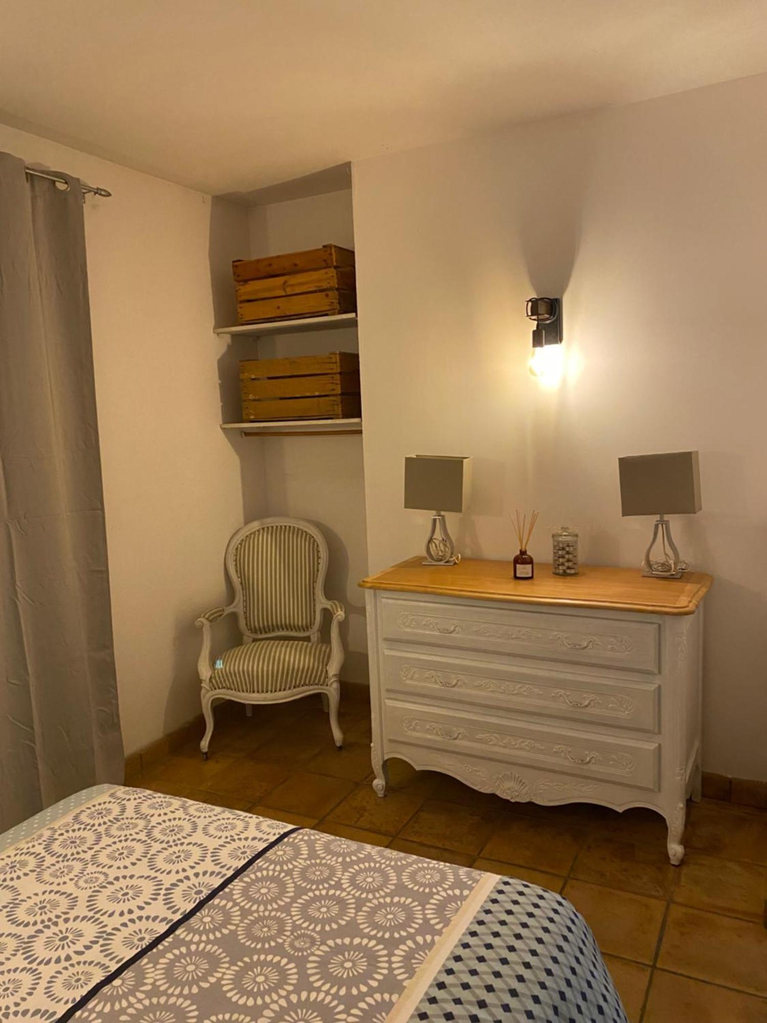 Maison Dans Village Calme Арл Екстериор снимка