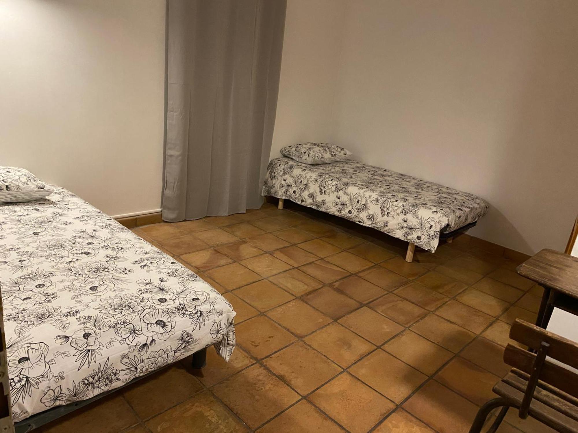 Maison Dans Village Calme Арл Екстериор снимка