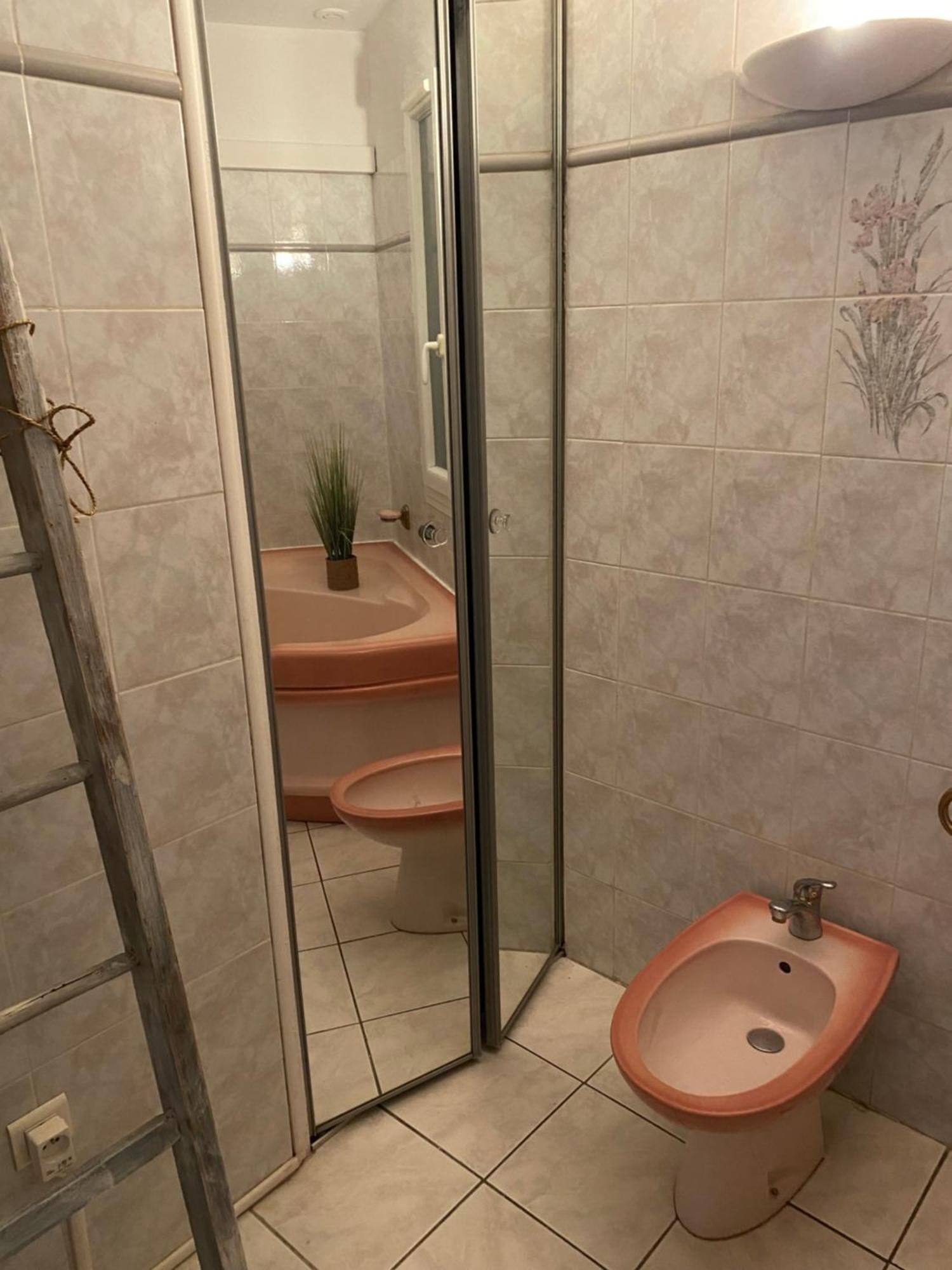 Maison Dans Village Calme Арл Екстериор снимка