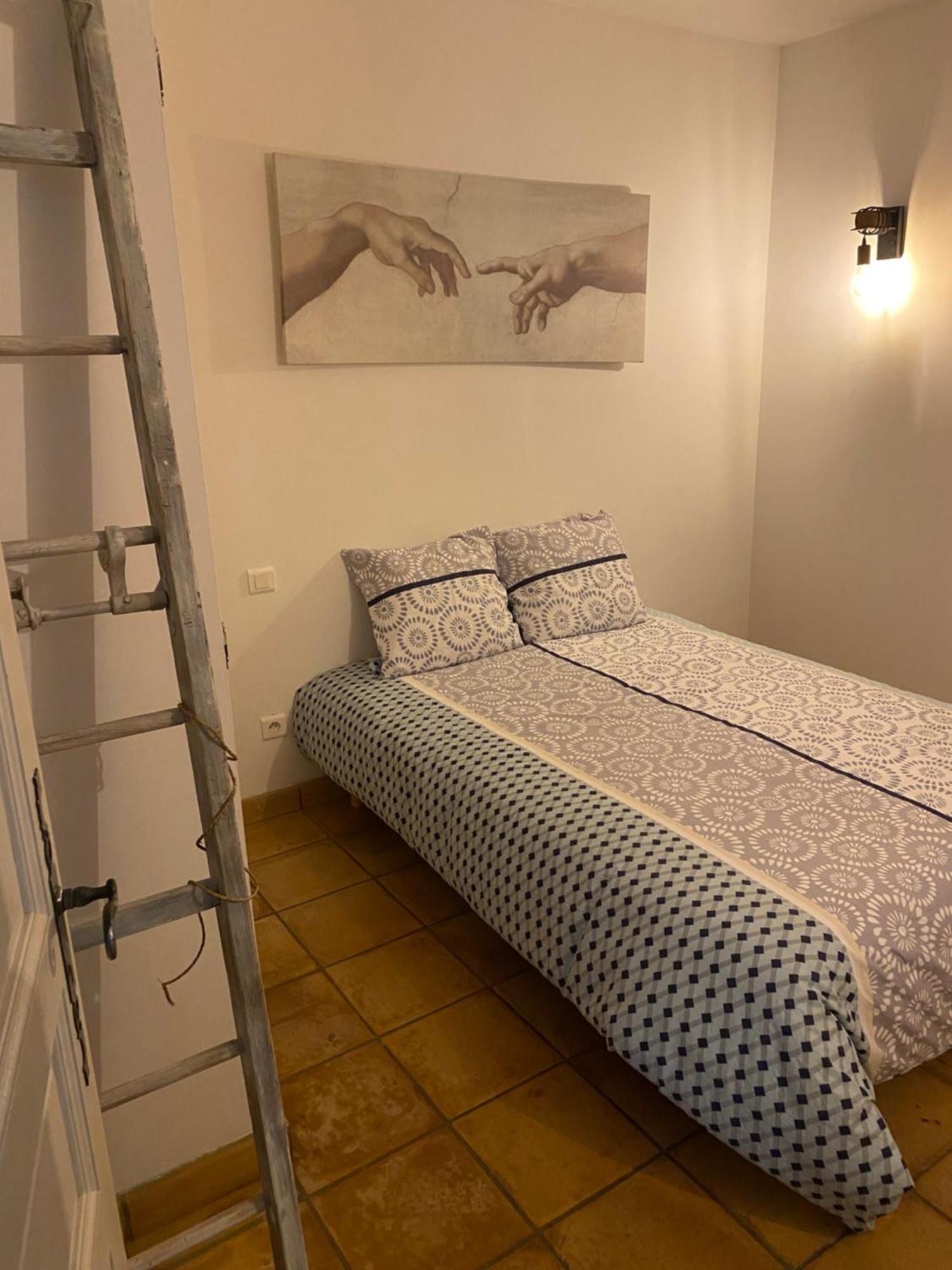 Maison Dans Village Calme Арл Екстериор снимка