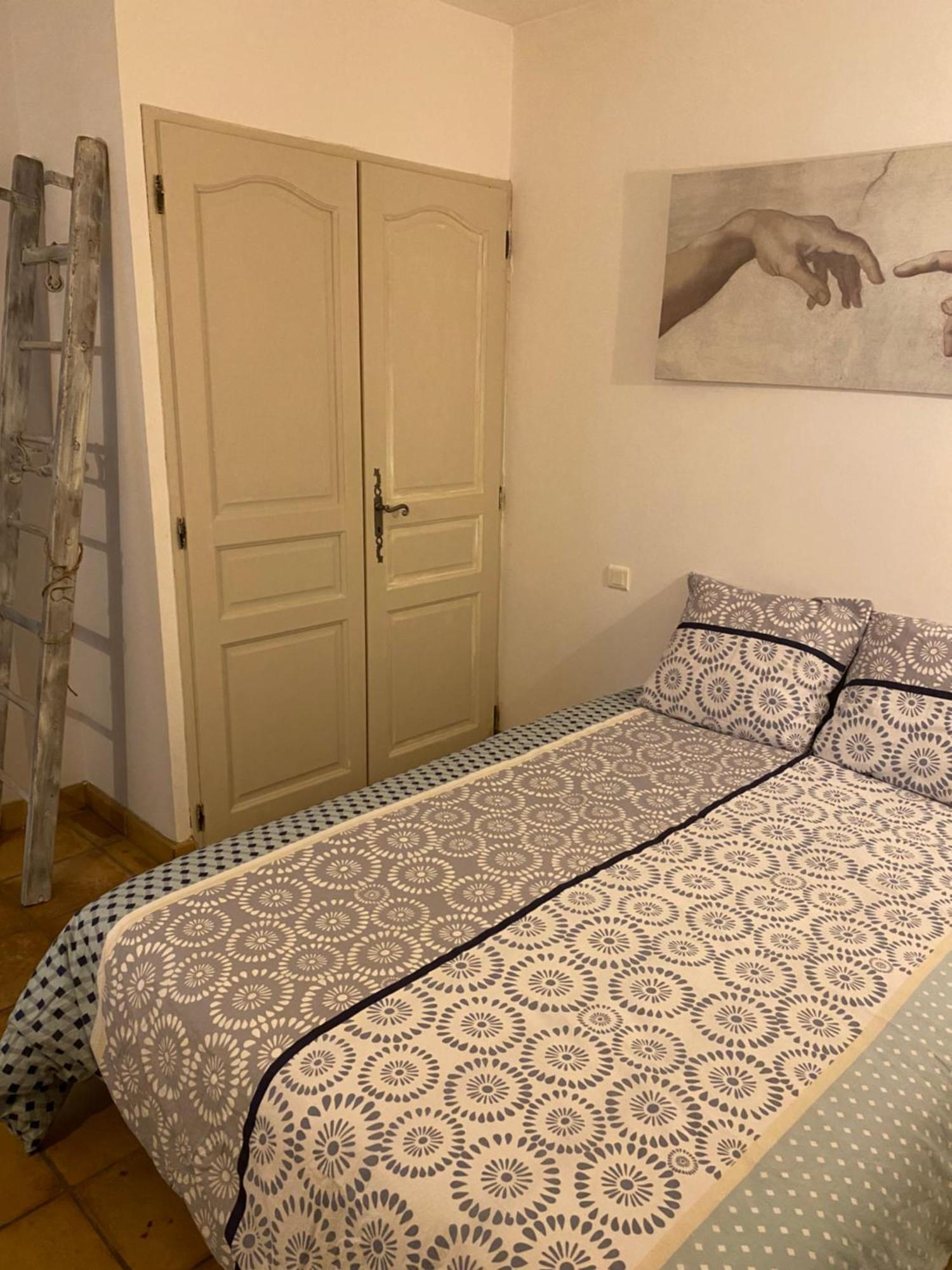 Maison Dans Village Calme Арл Екстериор снимка
