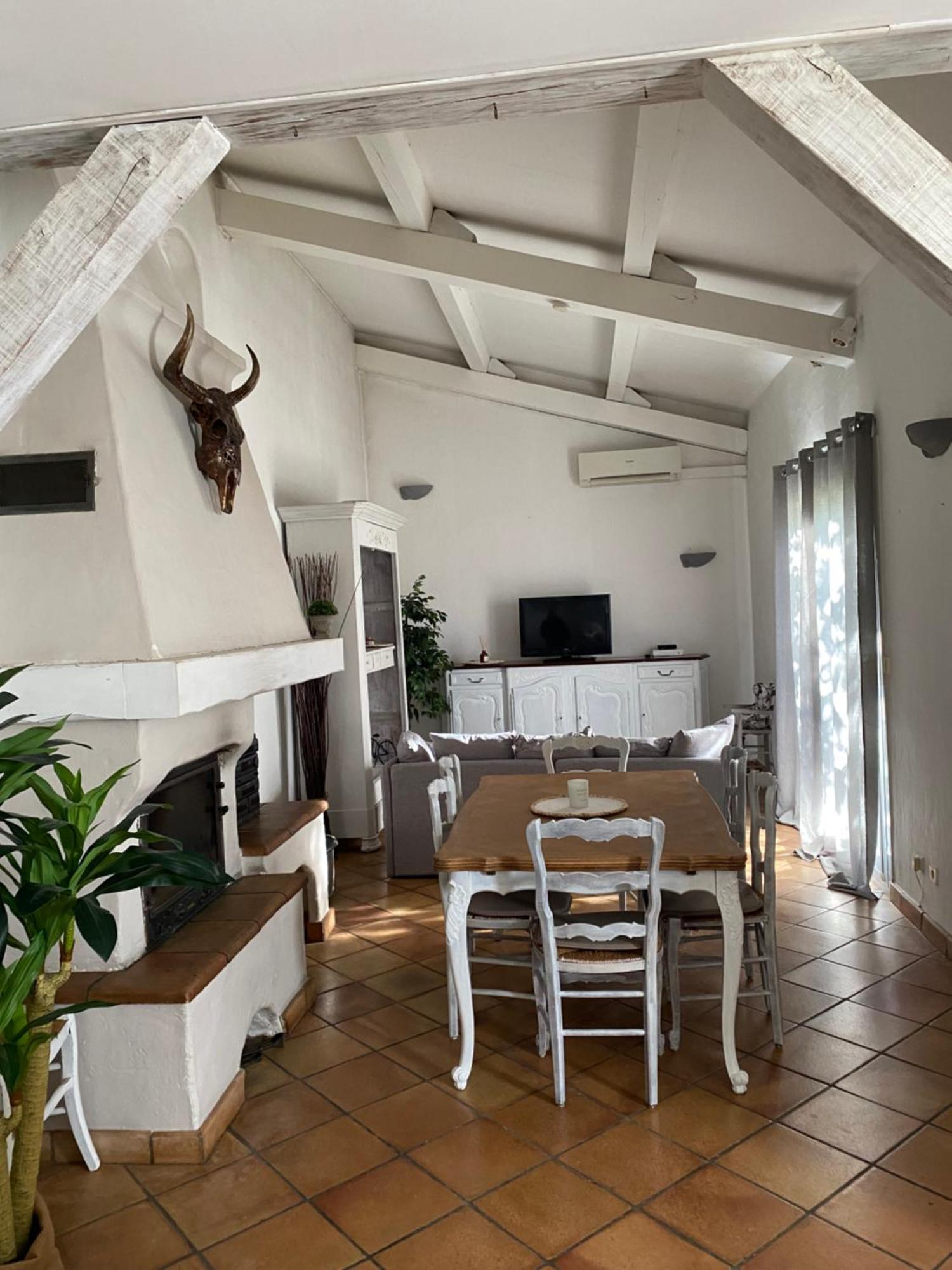 Maison Dans Village Calme Арл Екстериор снимка