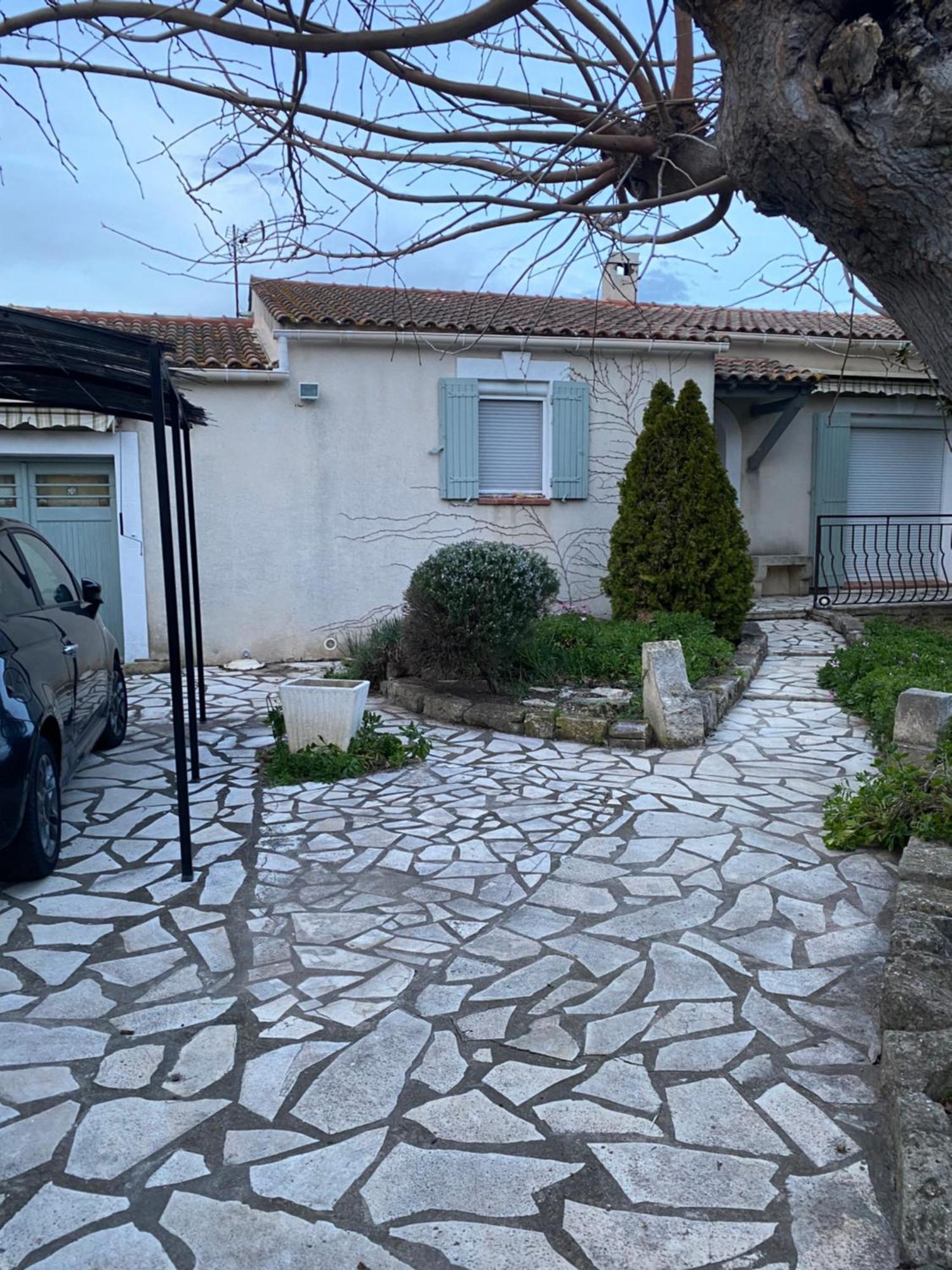 Maison Dans Village Calme Арл Екстериор снимка